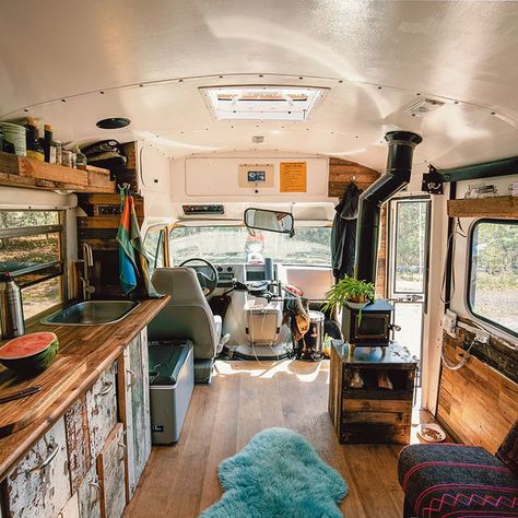 A schoolbus becomes a cozy home School Bus Tiny House, School Bus Camper, School Bus House, Converted Bus, Short Bus, Bus Living, Bus House, Garden Home Decor, Campervan Interior