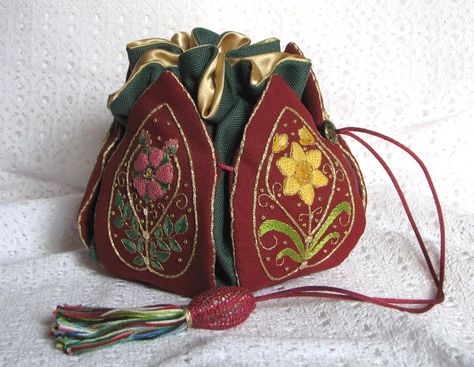 Stumpwork Embroidery, Embroidery Inspiration, Larp, Embroidered Flowers, Hobo Bag, Needlepoint, Embroidery Patterns, Bead Work, Hand Embroidery