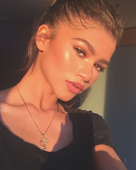 E! News on Instagram: “Posting these Zendaya selfies because art must be recognized. (📷: @zendaya)” Zendaya Icons, Law Roach, Summer Makeup Looks, Ariana Grande Photoshoot, Chubby Cheeks, Hair And Beauty Salon, Aesthetic People, Celebrity Art, Summer Makeup