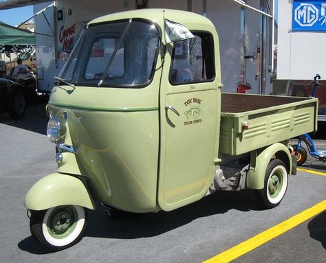 Cushman Truckster....Don't think for a second I wouldn't drive this to work or around town!!!!  How freaking cute is this!! Cushman Scooters, Cushman Truckster, Vespa Ape, Piaggio Ape, Microcar, Tiny Cars, Cycle Car, Piaggio Vespa, Tuk Tuk