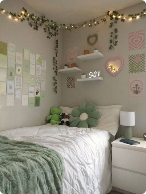 White Dorm Room, Pink Dorm Rooms, Small Dorm Room, Dream Dorm Room, Green Room Decor, Boho Dorm Room, Easy Room Decor, Sage Green Bedroom, College Dorm Room Decor