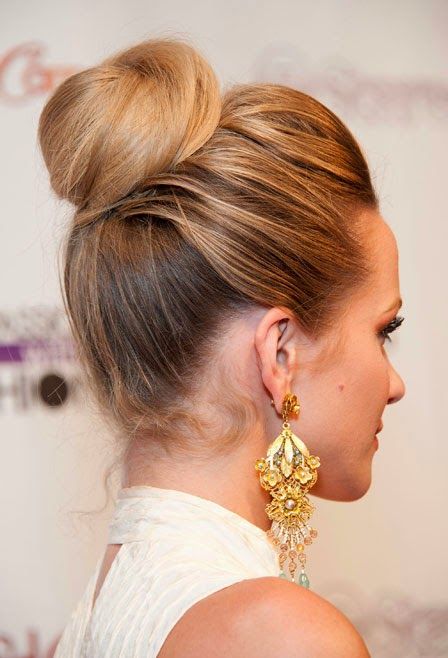 Softly Swept or Tighly Slicked - Buns are the Fashion! Ballerina Hairstyle, Casual Hair Updos, Updo Casual, Cute Bun Hairstyles, Trendy We Fryzurach, High Bun Hairstyles, Elegant Bun, Top Knot Hairstyles, Bun Updo