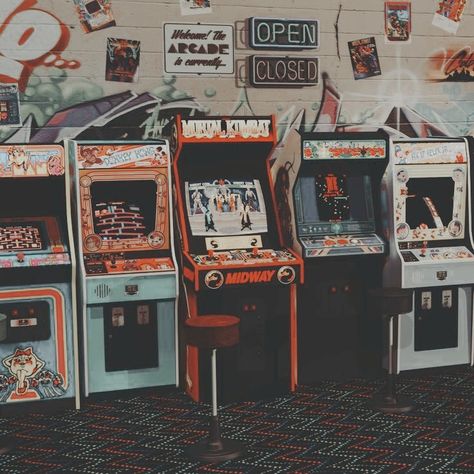 Cool Vintage Aesthetic, 80s Aesthetic Arcade, 90s Asethic, Arcade 80s Aesthetic, 80s Astethic, Retro 2000s Aesthetic, 80s Pfps Aesthetic, Retro Photography Aesthetic, 70s Arcade Aesthetic