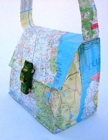 Messenger Bag with Cool Map Art | originally pinned by Paula Marin | #aaa #mapcrafts www.aaa.com/travel Diy Map, Map Bag, Map Crafts, Map Projects, Diy Sac, Purse Tutorial, Newspaper Crafts, Kindergarten Crafts, Diy Purse