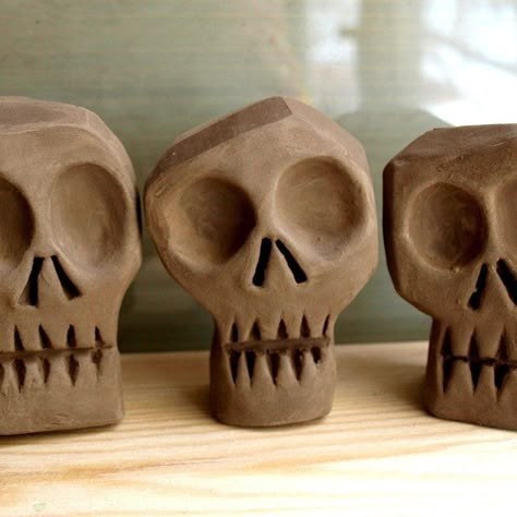 Pottery Skull Ideas, Salt Dough Skulls, Clay Skulls Diy, Monster Sculpture Clay, How To Make A Skull Out Of Clay, Paper Mache Skull Diy, Clay Skull Ideas, Halloween Clay Sculpture, Black Clay Ideas