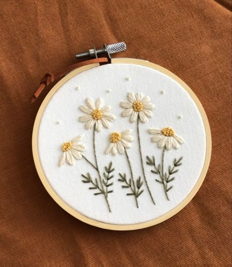 Daisy Flower Embroidery, Daisies Embroidery, Desain Tote Bag, Broderie Simple, Beginner Embroidery, Pola Bordir, Embroidery Lessons, Hand Embroidery Patterns Flowers, Basic Embroidery Stitches