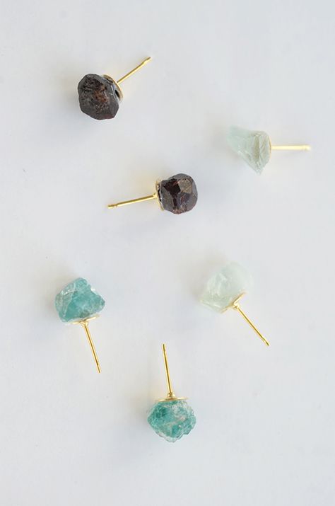 Learn how to make these gorgeous DIY Raw Stone Earrings in under five minutes! Homemade Earrings, Raw Stone Earring, Diy Jewlery, Earring Tutorial, Homemade Jewelry, Diy Schmuck, Raw Stone, Bijoux Diy, Simple Earrings