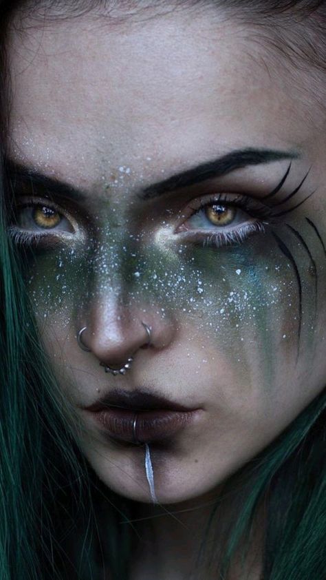 Druid Witch Makeup, Wasteland Makeup Post Apocalyptic, Dark Fae Photoshoot, Womens Witch Makeup, Fantasy Make Up Ideas Creative Easy, Druid Halloween Costume, Forest Queen Makeup, Dark Priestess Makeup, Dark Fae Ren Faire