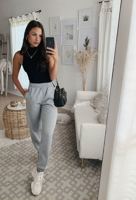 How To Wear Grey Sweatpants Outfit, College Outfits Cute Casual, Sweatpant Outfits Summer, How To Dress Up Grey Joggers, Styling Grey Sweatpants Winter, Put Together Sweatpants Outfit, Sweatpants Sneakers Outfit, Grey Joggers Winter Outfit, Cute Jogger Outfits Summer