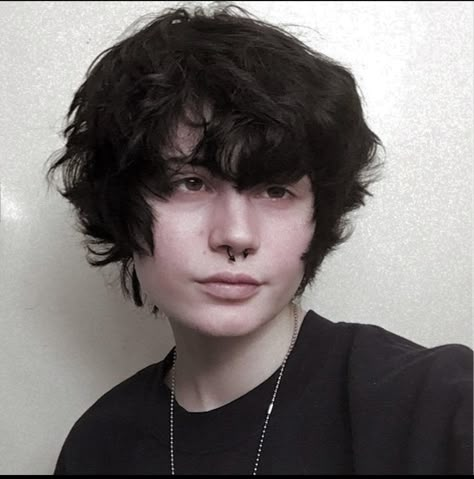 prosthe.tic on insta Ghost0id Hair, Androgynous Hair Short, Ftm Haircuts, Emo Boy Hair, Androgynous Hair, Short Hair Tomboy, Shaggy Short Hair, Haircut Inspiration, Punk Hair