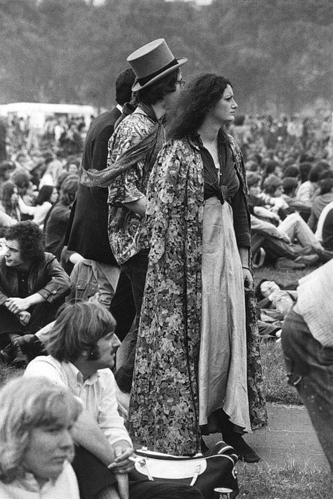 14 Rare Historical Pictures That Show You How Different The Past Was Freedom Pictures, 1969 Woodstock, Woodstock Hippies, Hippies 1960s, Hippie Mode, Woodstock Music, 60s Hippie, Woodstock 1969, Moda Hippie