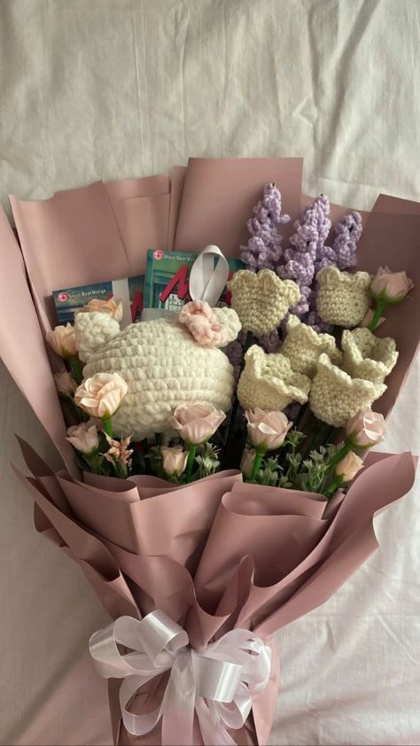 crochet flower bouqet #crochet #bouqet #giftidea #douyin #aesthetic #crocheting Cute Gift Aesthetic, Gifts Love Language Aesthetic, Coquette Presents, Valentines Gift Wlw, Wlw Christmas Gift, Book Gifts Ideas, Crochet Bday Gift, Regalos Coquette, Gift Astethic