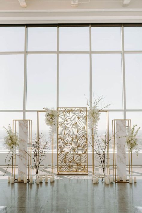 Glass Backdrop Wedding, Elegant Backdrops For Wedding, Geometric Wedding Backdrop, Plumeria Wedding Decorations, Wedding Screen Backdrop, Modern Backdrop Wedding, Modern Wedding Arch Ideas, Modern Wedding Stage Design, Wedding Backdrop Design Indoor