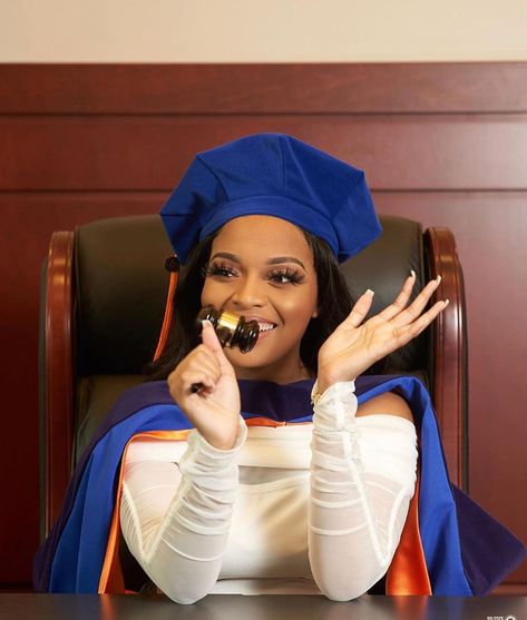 Black Girls Graduate ™ on Instagram: “Shout out to the Lawyer Baes ⚖️ Congrats @_lovezeze 👩🏽‍🎓💕 #BlackGirlsGraduate #DegreedUp 📷 @solsticemedia_” Law School Announcement Pictures, Lawyer Graduation Pictures, Black Woman Lawyer, Graduation Baddie, Lawyer Bae, Slay Pictures, Master Vision, Black Lawyer, Graduation Goals