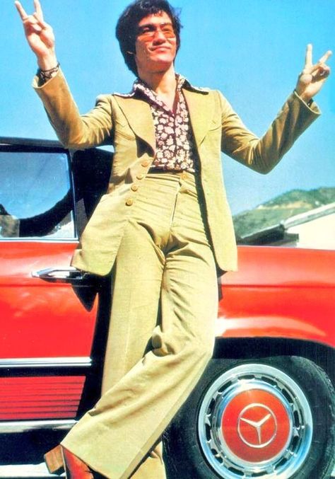 Bruce Lee, leaning against a red Mercedes in 1972. 70s Fashion Men, 60s Men, Bruce Lee Photos, 70s Men, Enter The Dragon, 70s Inspired Fashion, Paul Newman, Foto Vintage, Martial Artist