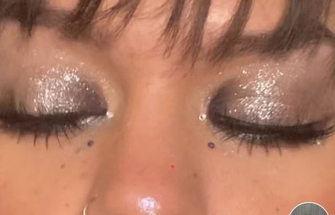 Smokey Eye Sparkle Makeup, 70s Makeup Disco Glitter, Silver Sparkle Eyeshadow, Silver Eye Shadow Makeup, Silver Glittery Eye Makeup, Sparkly Eye Shadow, Y2k Glitter Makeup, Silver Hoco Makeup, Silver Sparkle Eye Makeup