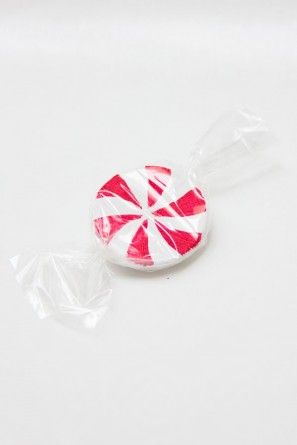 DIY Faux Peppermint Candies | Studio DIY (5) Fake Peppermint Candy Diy, Faux Peppermint Candy Diy, Candies For Christmas, Old Fashioned Christmas Candy, Peppermint Candy Ornaments, Peppermint Candies, Fake Food Props, Peppermint Christmas, Christmas Garlands