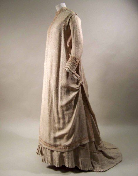 Aesthetic dress, 1879-1880. Reform Dress, Artistic Dress, Bustle Dresses, Gaun Abad Pertengahan, English Dress, Vintage Attire, Woman Artist, Tea Gown, Manchester Art