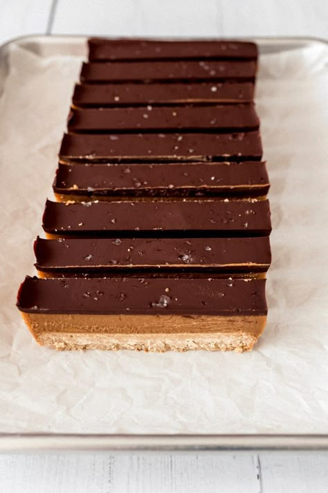 Healthy Twix Bars, Twix Recipe, Bars Recipes Healthy, Chocolate Dessert Bar, Homemade Twix Bars, Homemade Candy Bars, Twix Bars, Twix Bar, Healthy Candy