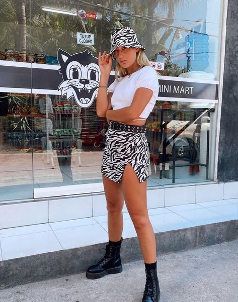 Zebra Bucket Hat Outfit, Bucket Hat Outfit Festival, 90s Festival Outfit, Hat Festival Outfit, Diy Carnaval, Bucket Hat Outfit, Festival Outfit Inspiration, Vsco Summer, Summer Festival Outfit