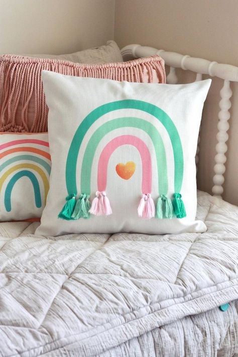 Sacs Tote Bags, Diy Pillow, Cute Cushions, Diy Pillow Covers, Idee Cricut, Rainbow Pillow, Tassel Pillow, Pillow Ideas, Pillow Crafts