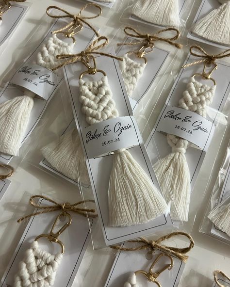 Simple and elegant ✨ - - #macrame #keychains #gift #wedding #personalgift #etsyshop #etsyseller #etsy #babyshower #handmade #smallbusiness Macrame Souvenir Ideas, Souvenir Packaging Ideas, Packing Macrame, Souvenir Wedding Elegant, Macrame Gift Ideas, Keychain Gift Ideas, Elegant Macrame, Handmade Souvenirs, Macrame Gift