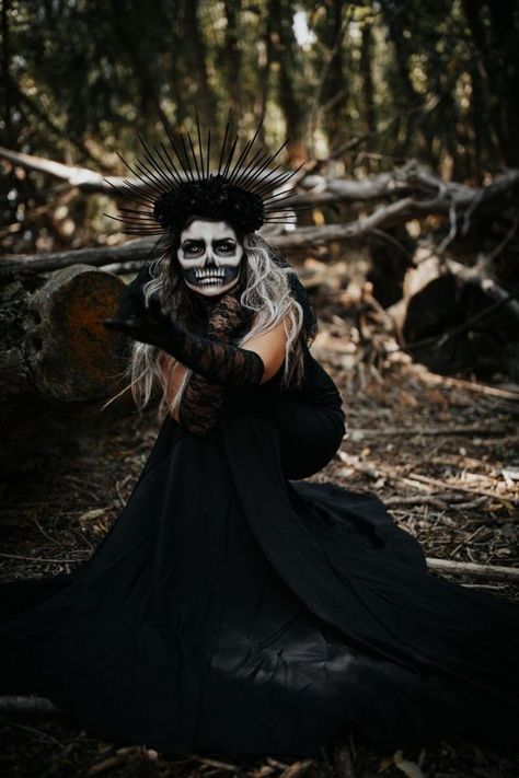 Halloween Photoshoot Ideas Women, Halloween Shot Ideas, Skeleton Queen, Skeleton Fashion, Paper Crafts Ideas, Target Makeup, Halloween Fotos, Women Skeleton, Creepy Halloween Makeup