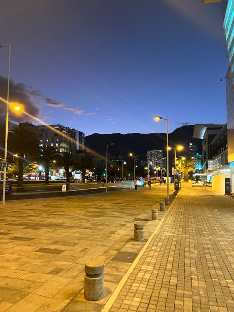 Cielo, ciudad, luna, ecuador, Quito Guayaquil Ecuador Aesthetic, Quito Ecuador Aesthetic, Ecuador Aesthetic, Agenda Scrapbook, Quito Ecuador, Senior Trip, Wide World, Quito, City Aesthetic