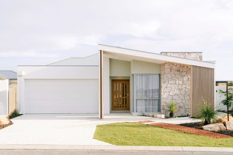 Coastal Facade Australia, Front Facade Australia, Cladding House Exterior Australia, Coastal House Exterior Australia, Modern Coastal Facade, California Beach House Exterior, Palm Springs House Exterior, House Facades Australia, Coastal Facade