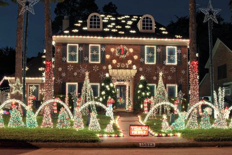 Christmas Light Roof Ideas, Best Christmas Outdoor Lights, Christmas Front Yard Lights, Christmas Lights Outside House Ideas Holiday Decorating, Christmas Outdoor Decor Ideas Lights, Christmas Yard Lights Ideas, Neighborhood Christmas Decorations, Christmas Light Displays Outdoor, Patio Christmas Lights