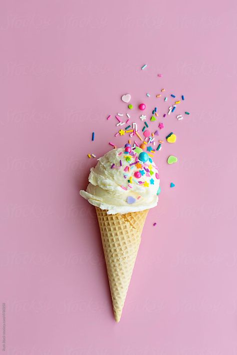 Ice Cream Cone Wallpaper, Ice Cream Wallpaper Aesthetic, Ice Cream Cone Aesthetic, Ice Cream Aesthetic Wallpaper, Helado Aesthetic, Pretty Ice Cream, Ice Cream With Sprinkles, Ice Cream Aesthetic, Ice Cream Background