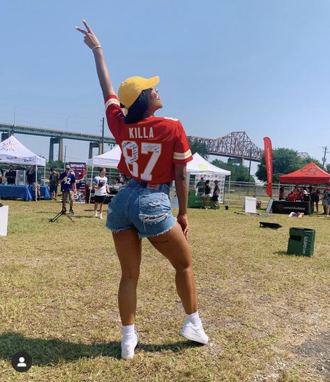 Kayla Nicole Tattoo, Game Outfits For Women Football, Superbowl Outfits Women What To Wear, Summer Football Game Outfit, Nfl Jersey Outfit Women Style, Spectator Outfit, Nfl Game Day Outfit Woman, Florida Fall Outfits, Patrick Mahomes Jersey