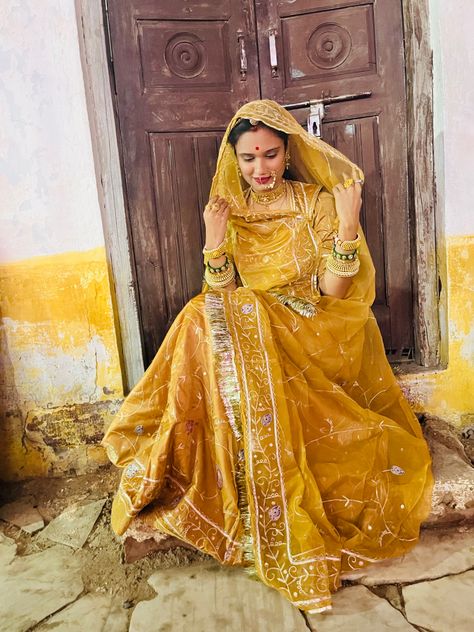 Rajputi Poshaak is a traditional dress worn by Rajput women. Rajput women prefer poshaaks to sarees and wear them routinely as well as on festive occasions. On festive occasions, poshaaks made of chiffon material are worn. Latest Poshak Rajputi, Rajput Dress For Women, Rajputi Dress Women, Rajputi Poshak Designs, Rajput Saree, Rajput Women, Poshak Rajputi, Bride Things, Rajasthani Bride