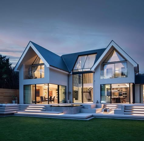 #home #luxuryhomes #luxurylifestyle #homedesign #homegoals #homeinspiration #housegoals #houseinspiration #moderndesign Home Frontage Design, Dream Homes And Houses, American House Design, Modern Contemporary House, Contemporary Mansion, Home Designs Exterior, Modern Family Home, Uk House, Exterior House Remodel