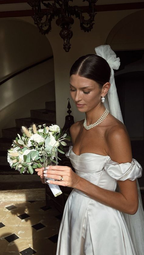 ☼ Danielle Copperman Sersoub ☾ on Instagram: “Moments before I walked down the aisle, and I can tell that all I’m thinking about is not falling over 🕊️ The Danielle dress is…” Beauty And The Beast Wedding Dresses, Danielle Copperman, Wedding Dress 2024, Wedding Dress Alterations, Classy Wedding Dress, Dream Wedding Ideas Dresses, Dress 2024, Classy Wedding, Wedding Dress Trends