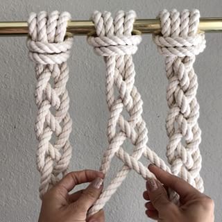 Howay cord 2 over the top of cord Diy Yoyo, Macrame Knots Tutorial, Makramee Diy, Braids With Weave, Diy Macrame, Macrame Plant Hangers, Macrame Ideas, Macrame Knots, Macrame Tutorial