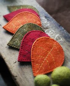 Porche Halloween, Halloween Decorations Outdoor Porch, Outdoor Decorating Ideas, Creative Halloween Decorations, Felt Bunting, Porch Outdoor, Fall Leaf Garland, Halloween Decorations Outdoor, Felted Wool Crafts