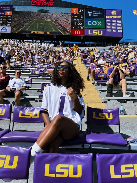 Lsu Homecoming Outfit, Lsu Jersey Outfit, Lsu Game Day Outfit Black Women, Lsu Tailgate Outfit, Lsu Football Game Outfit, Lsu Gameday Outfit, Lsu Womens Basketball Wallpaper, Lsu Graduation Pictures, College Acceptance Pictures Lsu