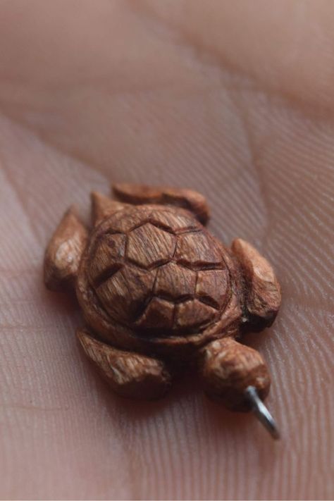 Wood Carving Small Figures, Wood Carving Decoration, Animal Wood Carving Pattern, Small Wooden Animals, Small Wood Carved Animals, Small Wood Carving Ideas Easy, Small Stone Carving Ideas, Hand Carved Animals, Tiny Wood Carvings