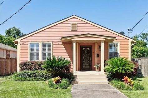 6 Millennial Pink Homes That Prove The Color Is Here To Stay - ELLEDecor.com Pink House Paint Exterior, Rose Exterior House Color, Pink Exterior Paint Colors For House, Pink House Exterior Color Combinations, Salmon Pink House Exterior, Pink House Green Door, Light Pink House Exterior, Peach House Exterior, Pink Exterior House