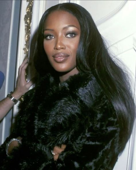 Our fall muses 🖤 From Naomi to Winona, Drew to Cher, recreate their iconic 90’s looks with buildable #COLORandGLO Multi-Bene sticks—made with natural ingredients to nourish your skin. ⠀⠀⠀⠀⠀⠀⠀⠀⠀ #NOTObotanics #VeganMakeup Naomi Campbell Straight Hair, Naomi Campbell Makeup, Original Supermodels, 90s Model, 90s Supermodels, Model Aesthetic, Claudia Schiffer, Victoria Secret Fashion Show, Brown Girl