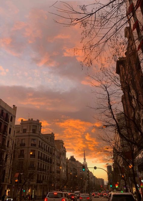 Sunset In Madrid, Cielos Aesthetic, Madrid Aesthetic, Travel Pics, Sunset Wallpaper, Madrid Spain, Spain Travel, Sky Aesthetic, Travel Pictures