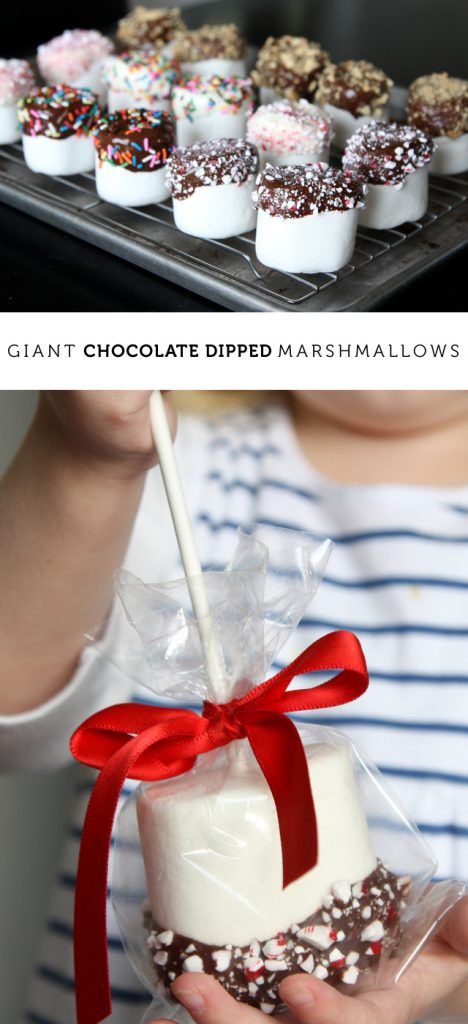 Giant chocolate dipped marshmallows - the perfect giveaway treat to make with kids.  Simple steps and people love 'em! Christmas Edible Gifts, Homemade Christmas Gifts For Kids, Christmas November, Jul Kaka, Dipped Marshmallows, Christmas Bazaar Ideas, Jul Mad, Chocolate Dipped Marshmallows, Edible Christmas Gifts