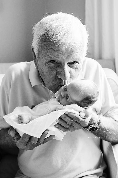 Grandparent Photoshoot, Home Newborn Shoot, Fall Family Picture Ideas, Baby Family Photoshoot, Baptism Photoshoot, Grandparents Photography, Grandparent Photo, Newborn Baby Photoshoot, Fall Family Pictures