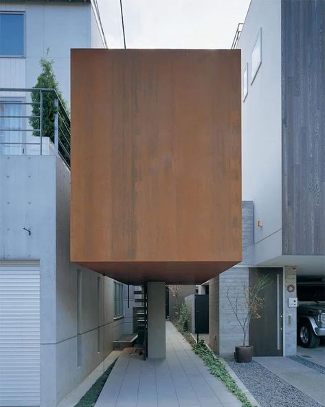 Japanese Small House, Modern Japanese House, Narrow House Designs, Japan Architecture, Narrow House, Interior Design Art, Facade Design, Architectural Inspiration, Facade House