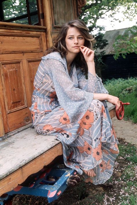 rampling wearing ossie clark 70s Fashion Icons, Style Hippie Chic, Ossie Clark, Moda Hippie, Vestidos Retro, Ethno Style, Charlotte Rampling, Glamour Magazine, Mode Boho