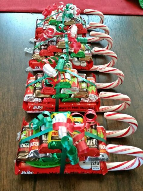 Candy Cane Sleighs, Christmas Themed Desserts, Christmas Sleighs, Candy Cane Sleigh, Diy Christmas Candy, School Christmas Party, Candy Gift Baskets, Christmas Candy Gifts, Christmas Candy Bag