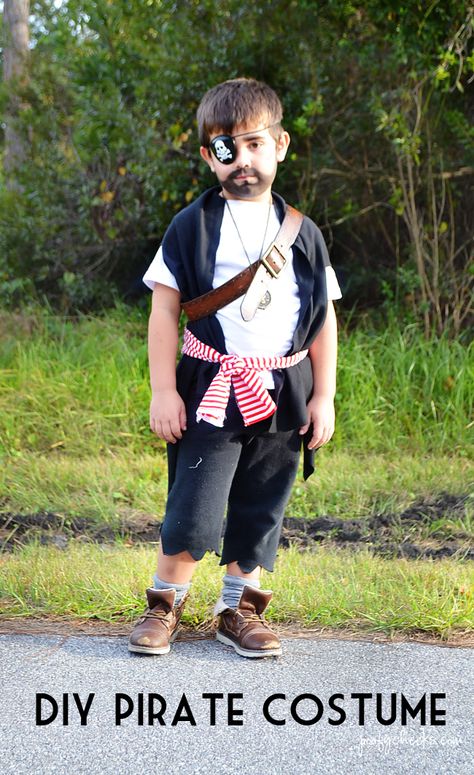 DIY Halloween Costumes for Boys - Ghost and Pirate Diy Pirate Costume For Kids, Peter Pan Kostüm, Diy Pirate Costume, Homemade Pirate Costumes, Boys Pirate Costume, Last Minute Kostüm, Diy Costumes Kids Boys, Pirate Decorations, Peter Pan Jr