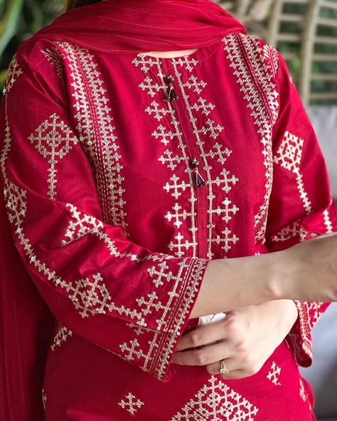 Kaavish Where dedication meets design. . . . . . . #aamattire #aamfashion #aamstyle #aamtaabir #viral #aamclothing Sindhi Embroidery Design, Maroon Dupatta, Sindhi Embroidery, Dress Designs For Stitching, Trendy Cocktail Dresses, Simple Dress Casual, Churidar Neck Designs, Kutch Work Designs, Embroidery Fashion Detail