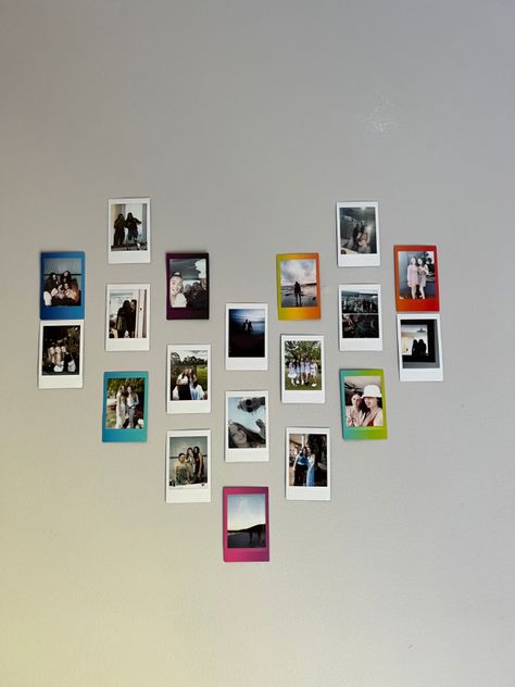 Cute Polaroid Pictures Ideas Room Decor, Wall Decor Polaroid Pictures, Heart Wall Decor With Pictures, Room Decor Ideas Polaroid, Polaroid Picture Wall Ideas Room Decor, Room Poloroid Ideas, Wall Decor With Polaroids, Poloride Pictures Aesthetic Wall, Room Decor With Polaroids